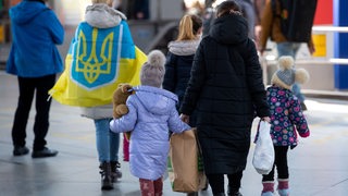 Flüchtlinge aus der Ukraine in einem Bahnhof