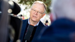Stephan Weil (SPD) spricht in ein Mikrofon.