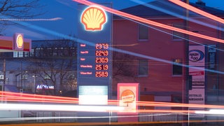 Eine Preistafel an einer Tankstelle.