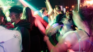 Menschen tanzen in einer Disco