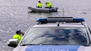 Polizisten im Einsatz auf einem Gewässer