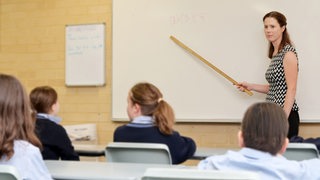 Ein Grundschüler sitzt in einem Klassenraum