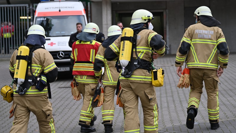 Bremer Feuerwehrleute im Einsatz am Weser-Stadion.