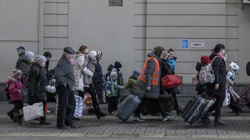 Menschen fliehen aus der Ukraine.