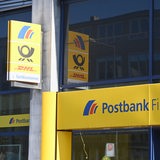 Der Eingang einer Postbank.