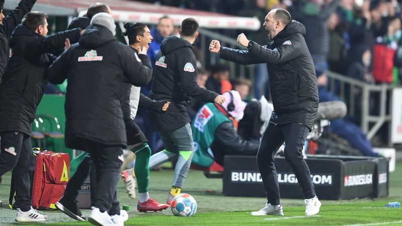 Werder-Coach Ole Werner bejubelt an der Seitenlinie ausgelassen und mit gereckten Fäusten den Treffer seiner Mannschaft.