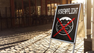 Ein Aufsteller mit einer durchgestrichenen Maske.