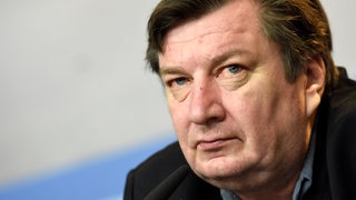 Der Regisseur Aki Kaurismäki bei einer Pressekonferenz.