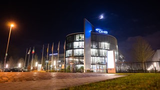  Die Zentrale des Raumfahrtunternehmens OHB am Abend. 