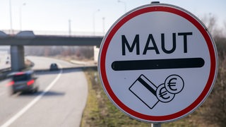 Ein Verkehrsschild weist Autofahrer auf die Mautpflicht hin. 