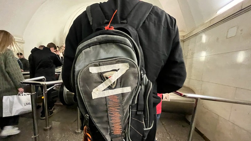 Auf einem Rucksack ist ein Z-Symbol zu sehen.
