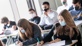 Schüler mit Maske