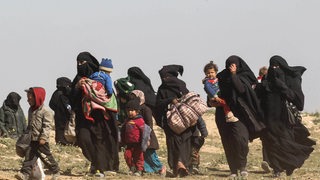 Verschleierte Frauen und Kinder auf der Flucht