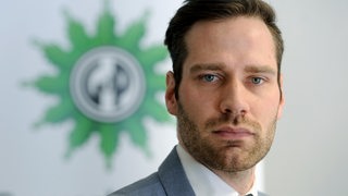 Der ehemalige Landesvorsitzende der Gewerkschaft der Polizei Jochen Kopelke blickt in die Kamera.