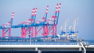 Der Jade-Weser-Port mit den Rohren der Tankerlöschbrücke im Vordergrund.