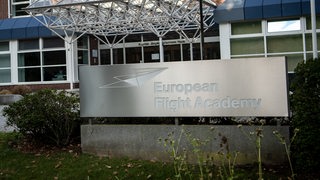 Ein Schild der Lufthansa-Flugschule in Bremen