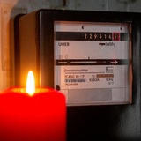 Ein Drehstromzähler und eine Kerze