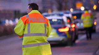 Ein Polizist in gelber Jacke