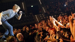 Der Sänger Campino von der Band "Die Toten Hosen" bei einem Konzert in der Arena in Leipzig.