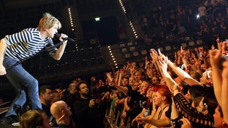Der Sänger Campino von der Band "Die Toten Hosen" bei einem Konzert in der Arena in Leipzig.