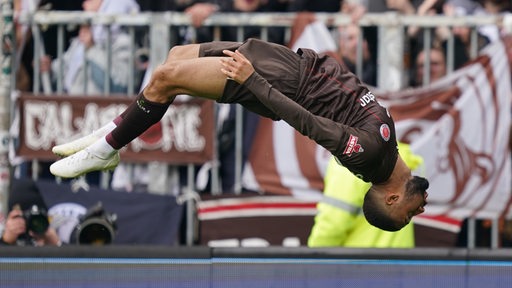 St. Paulis Daniel-Kofi Kyereh bei einem Freuden-Salto in der Luft nach seinem Tor gegen Werder.