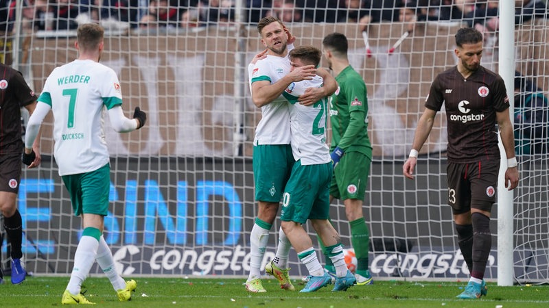 Werder-Stürmer Niclas Füllkrug umarmt Romano Schmidt nach dem Treffer gegen St. Pauli.