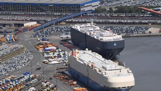 Eine Luftaufnahme zeigt Autotransporter die im Hafen am Autoterminal liegen.