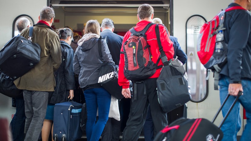 Reisende steigen am 15.10.2014 im Hauptbahnhof Hannover (Niedersachsen) in einen Regionalzug. Die Lokführer der Deutschen Bahn treten am Mittwoch ab 14 Uhr bis Donnerstag 4.00 Uhr bundesweit in den Streik.