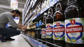 Ein Bier steht im Supermarkt-Regal.