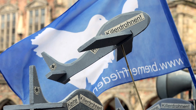 Mitglieder des Bremer Friedensforum nehmen am 26.03.2016 mit Pappdrohnen und einem Schild gegen das gezielte Töten mittels Drohnen an dem Ostermarsch in Bremen teil. 