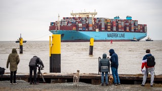 Die «Mumbai Maersk» fährt begleitet von Schleppern in den Hafen.