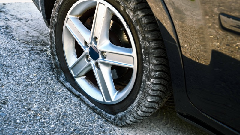 Ein Platter Reifen an einem Auto.