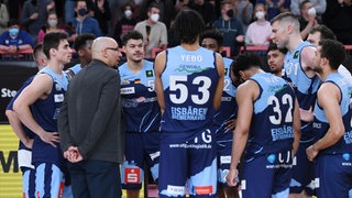 Basketball 2. Bundesliga 2021/2022 Playoff Viertelfinale 1. Spiel in der Paul Horn Arena: Tigers Tuebingen - Eisbaeren Bremerhaven 14.04.2022 Enttaeuschung Eisbaeren Bremerhaven; Trainer Allen Ray Smith, Jarelle Reischel, Kevin Yebo, Carrington Love, Robert Oehle und Elias Baggette (v.li.) 