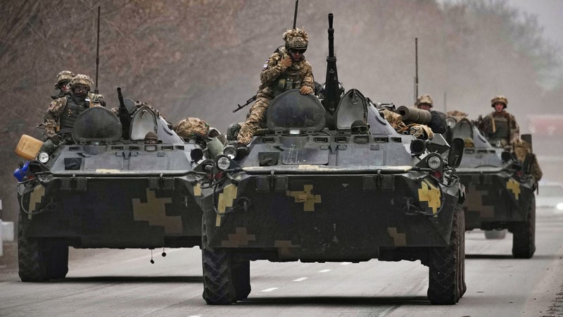 Ukrainische Militärs auf einer Straße im Osten der Ukraine.