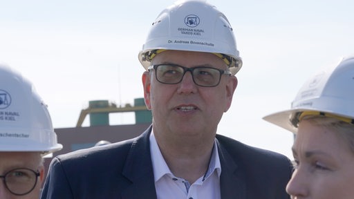 Andreas Bovenschulte (SPD), Bürgermeister von Bremen, steht während eines Besuchs im Rahmen der Konferenz der norddeutschen Regierungschefs auf dem Gelände der Werft German Naval Yards.