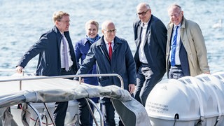 Norddeutsche Regierungschefs stehen auf einem Schiff