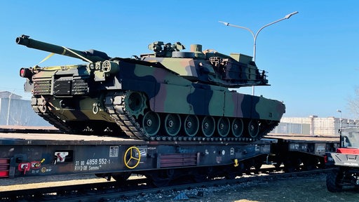 Ein Kampfpanzer der U.S. Army wird in Deutschland auf ein Schienentransport-Fahrzeug geladen und in die Ukraine geliefert.