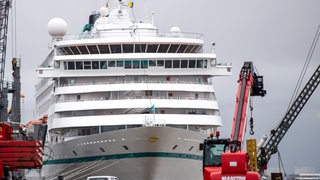 Kreuzfahrtschiff liegt am Kreuzfahrtterminal Bremerhaven