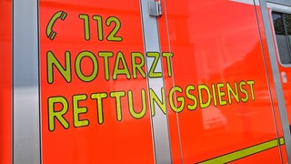 Die Aufschrift "112 Notarzt Rettungsdienst" auf einem Fahrzeug