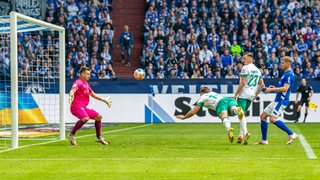 Niclas Füllkrug köpft den Ball ins Schalker Tor.