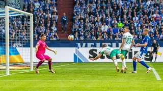 Niclas Füllkrug köpft den Ball ins Schalker Tor.