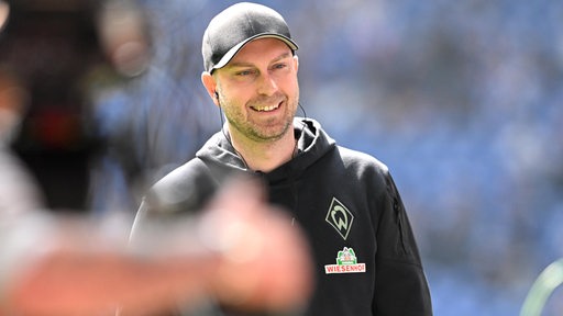 Bremens Trainer Ole Werner betritt das Stadion.