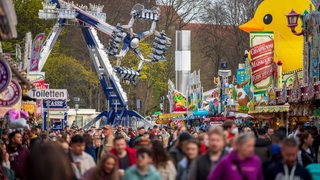 Besucher laufen über die Osterwiese auf der Bürgerweide