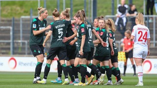 Die Werder-Frauen bilden eine Traube.