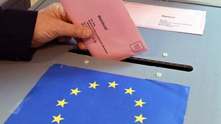 Eine Person gibt der Briefwahl seine Stimme für die Europawahl ab