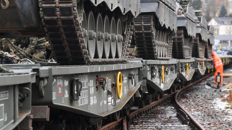 Panzer stehen auf einem Transport-Zug.