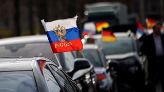 Eine russische Flagge innerhalb eines Autokorsos