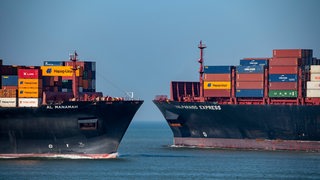 Containerfrachtschiff Al Manamah, der Reederei Hapag-Lloyd, und Valparaiso Express, bei der Ausfahrt, in der Hafeneinfahrt des Tiefseehafen Maasvlakte 2, der Seehafen von Rotterdam