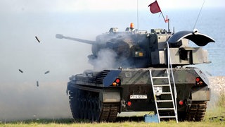 Ein Gepard-Panzer der Bundeswehr bei Schießübungen.