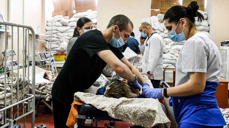 Zaporizhzhia/Ukraine: Mediziner und Personal versorgen ein verletztes Kind im Krankenhaus